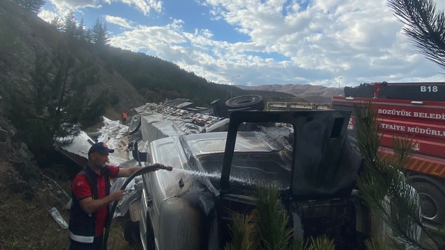 Bilecik'te devrilen sunta yüklü tır alev aldı