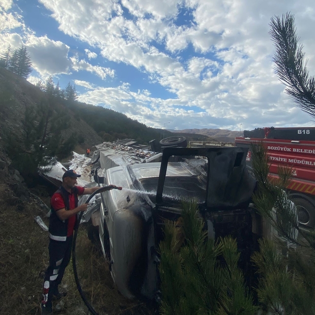 Bilecik'te devrilen sunta yüklü tır alev aldı