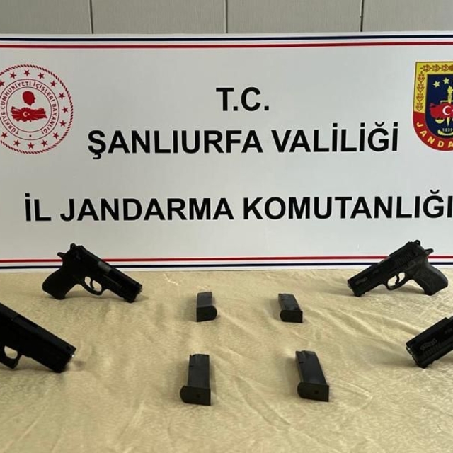 Şanlıurfa'da bir otomobilde 4 ruhsatsız tabanca ele geçirildi