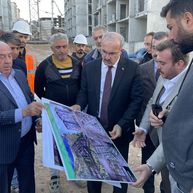 Elazığ Valisi Toraman, inşası süren deprem konutlarıyla ilgili incelemelerd...