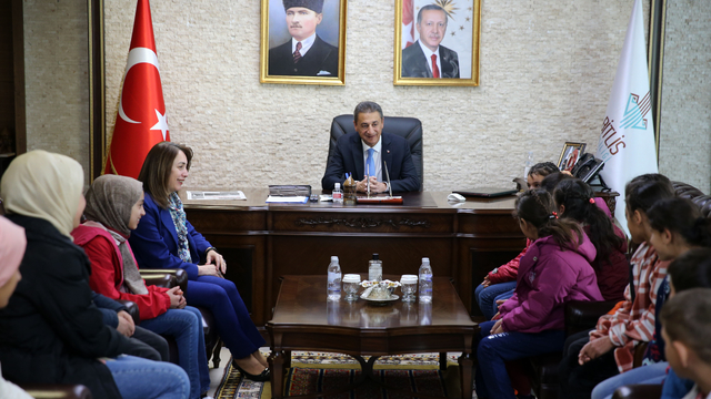 Kırsal bölgelerdeki öğrenciler Bitlis'in tarihi mekanlarını gezdi