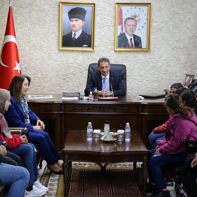 Kırsal bölgelerdeki öğrenciler Bitlis'in tarihi mekanlarını gezdi