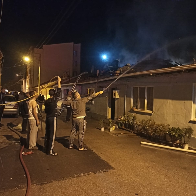 Yenişehir'de tek katlı iki evde etkili olan yangın söndürüldü