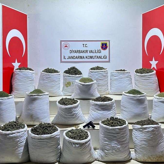 Diyarbakır'da 914 kilogram esrar ve 7 bin 350 kök Hint keneviri ele geçiril...