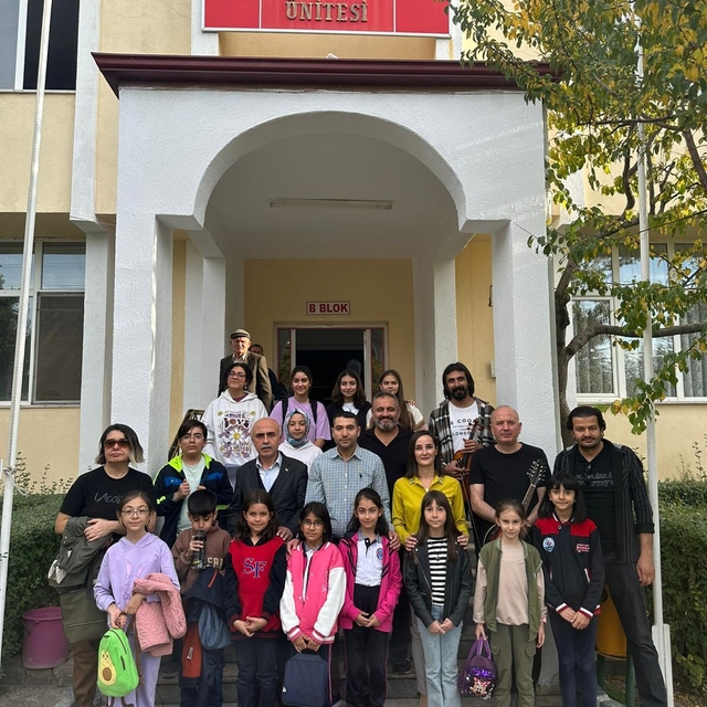 Niğde'de öğrenciler huzurevini ziyaret etti