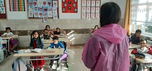 Tuğba öğretmen harfleri objelerle öğretiyor