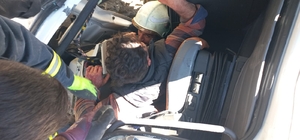 Van'da devrilen kamyonun sürücüsü yaralandı