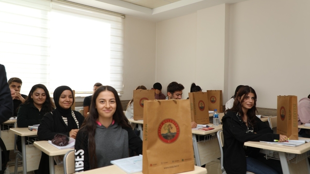 Nizip Belediyesi'nden üniversite öğrencilerine kitap desteği