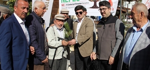 Yalıhüyük'te fidan dağıtıldı