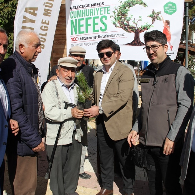 Yalıhüyük'te fidan dağıtıldı