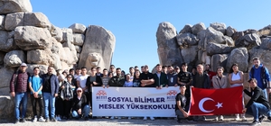 Hitit Üniversitesi öğrencileri Hitit Yolu'nda yürüyüş ve çevre temizliği ya...