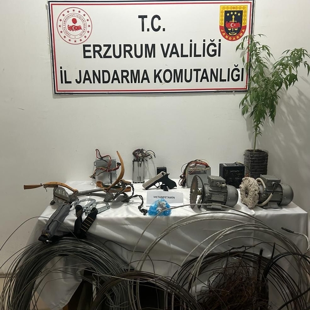 Erzurum'da baz istasyonundan kablo hırsızlığıyla ilgili 3 şüpheli yakalandı