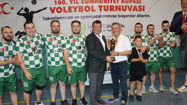 Ferizli'de "100. Yıl Cumhuriyet Kupası Voleybol Turnuvası"nı Devlet Mahallesi kazandı