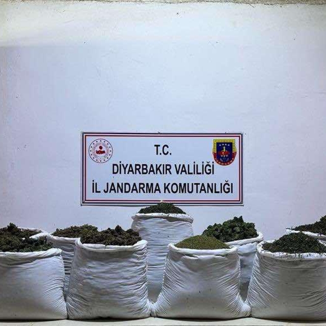 Diyarbakır'da 135 kilogram esrar ve 47 bin 800 kök Hint keneviri ele geçiri...