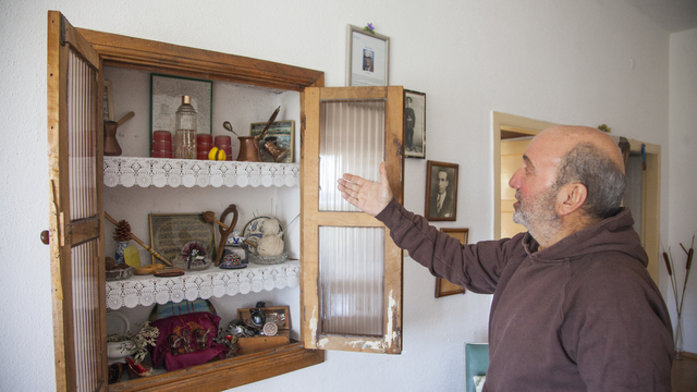 Babasından kalma 70 yıllık evde ailesinden kalan eşyaları sergiliyor