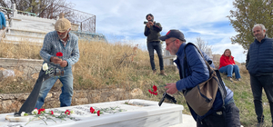 Van depreminde yaşamını yitiren gazeteci Cem Emir mezarı başında anıldı