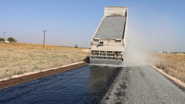 Akçakale'de yol yapım çalışmaları sürüyor