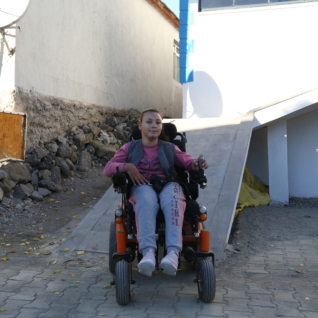 Muş Valisi Çakır, engelli öğrencinin yol talebini gerçekleştirdi