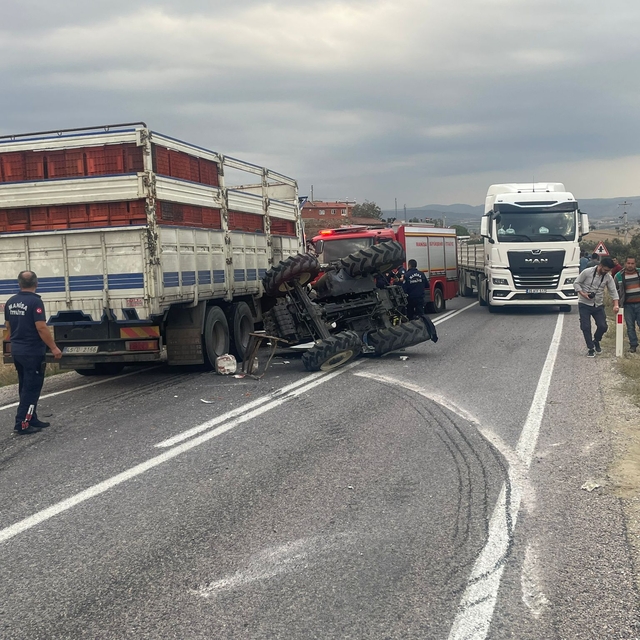 Manisa'da kamyonla çarpışan traktörün sürücüsü yaralandı