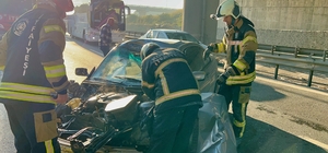 Kocaeli'de maden suyu yüklü tıra çarpan otomobildeki 3 kişi yaralandı