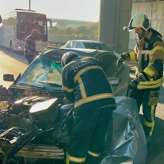 Kocaeli'de maden suyu yüklü tıra çarpan otomobildeki 3 kişi yaralandı