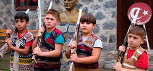 Iğdır'daki öğrenciler Anıtkabir'deki nöbet değişimini köylerinde canlandırd...