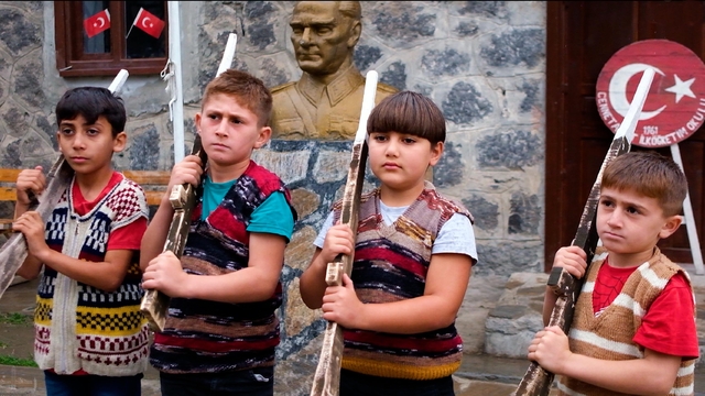 Iğdır'daki öğrenciler Anıtkabir'deki nöbet değişimini köylerinde canlandırdı