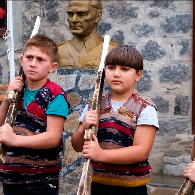 Iğdır'daki öğrenciler Anıtkabir'deki nöbet değişimini köylerinde canlandırd...