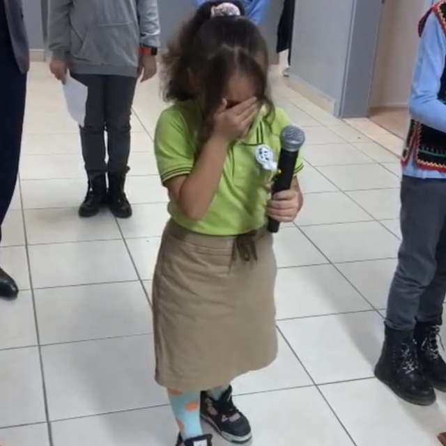 Sakarya'da ilkokul öğrencisi "Atatürk" şiirini gözyaşlarıyla okudu
