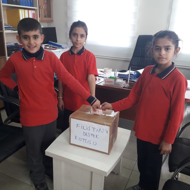 Adıyaman'da öğrenciler harçlıklarını Filistin'e bağışladı