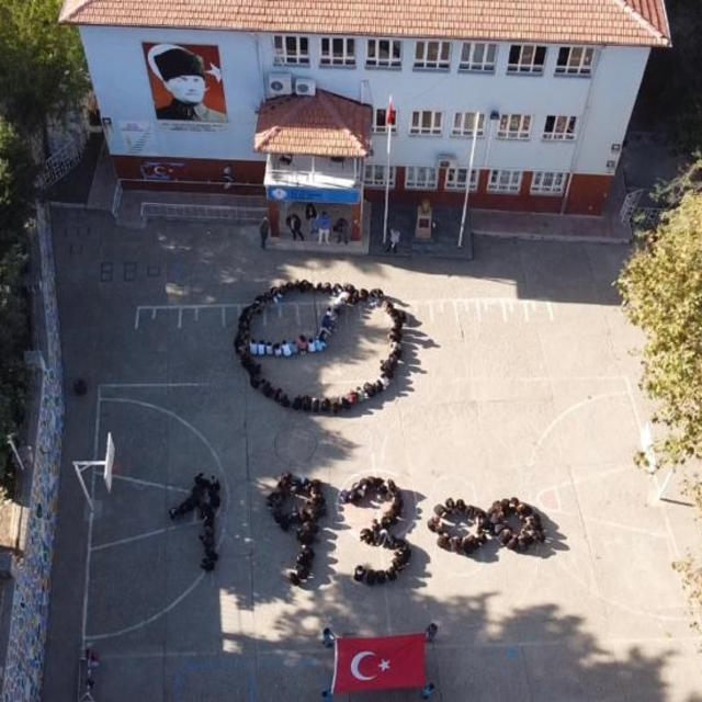 Hatay'da ilkokul öğrencileri koreografiyle Atatürk'ü andı