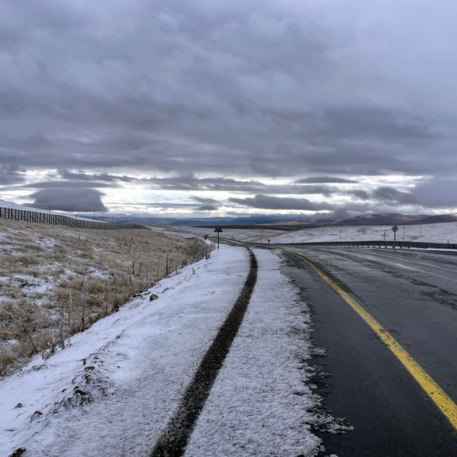 Ardahan'ın yüksek kesimlerine kar yağdı