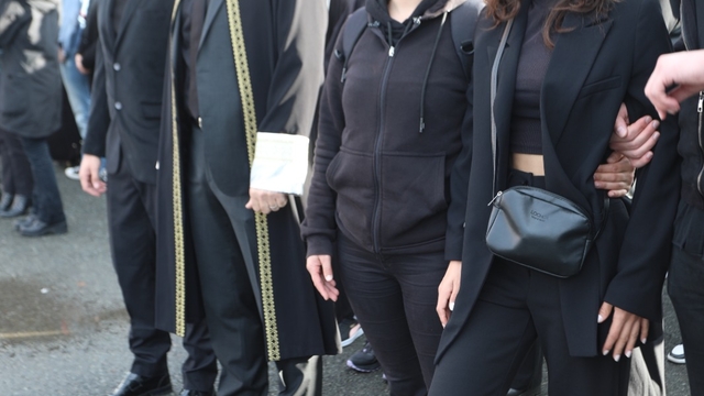 Ayağı alçıdaki üniversite öğrencisi Atatürk'ü anma törenine arkadaşlarının desteğiyle katıldı