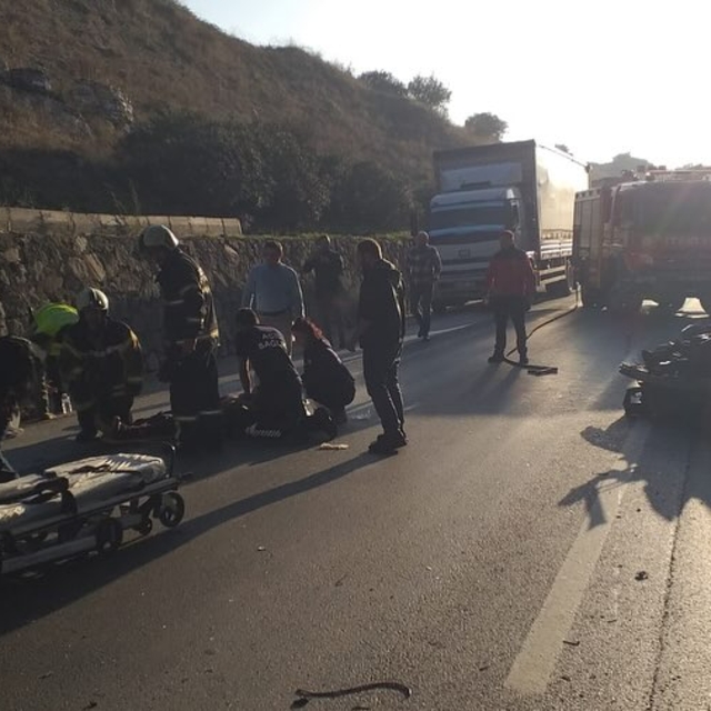 Otomobil, TIR´a çarptı: 1´i ağır 3 yaralı