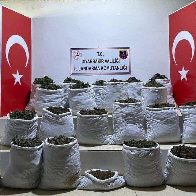 Diyarbakır'da 280 kilogram esrar, 284 bin 500 kök Hint keneviri ele geçiril...