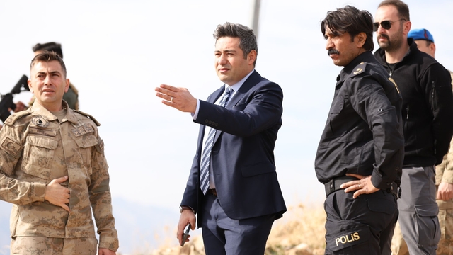 Hizan Kaymakamı Özçelik, üs bölgesindeki güvenlik güçlerini ziyaret etti