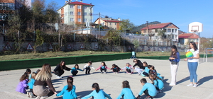 Üniversiteliler köy okulundaki çocukların yüzünde tebessüm oluşturuyor