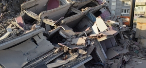 Ağır hasarlı bina yıkım sırasında çöktü, 2 binaya zarar verdi