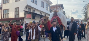 Sakarya'da düğün merasimi öncesi gelini deveye bindirip gezdirdiler