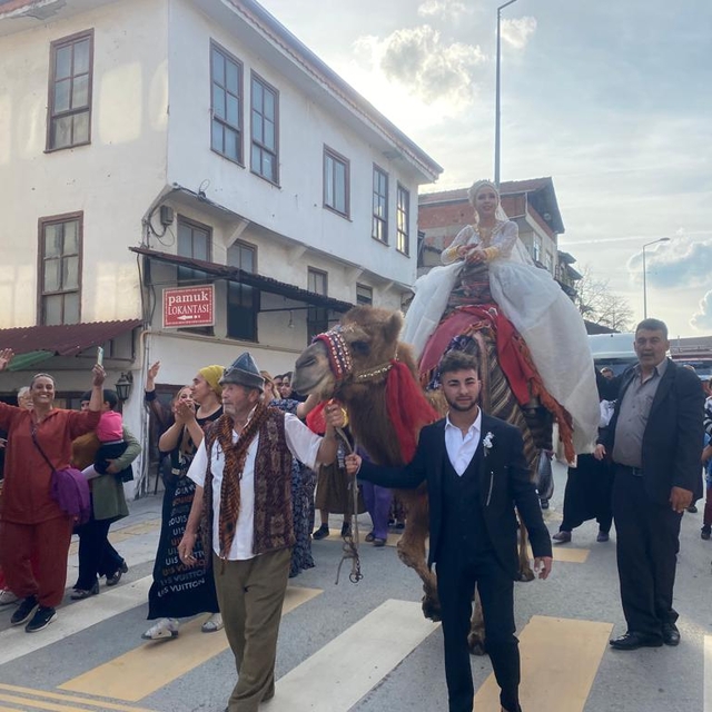 Sakarya'da düğün merasimi öncesi gelini deveye bindirip gezdirdiler