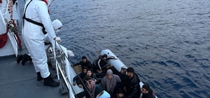 İzmir'de Yunanistan unsurlarınca geri itilen 57 göçmen kurtarıldı