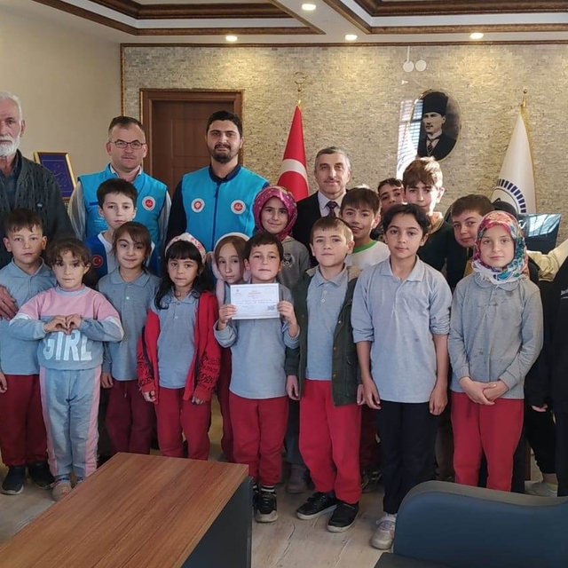 Sakarya'da ilkokul öğrencileri harçlıklarını Gazze için topladı