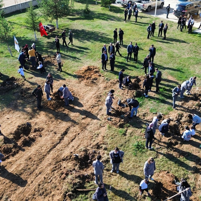 Mengen'de 100 fidan toprakla buluşturuldu