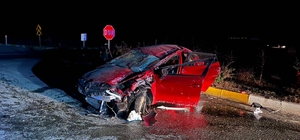 Afyonkarahisar'da refüje çarpan otomobilin sürücüsü öldü