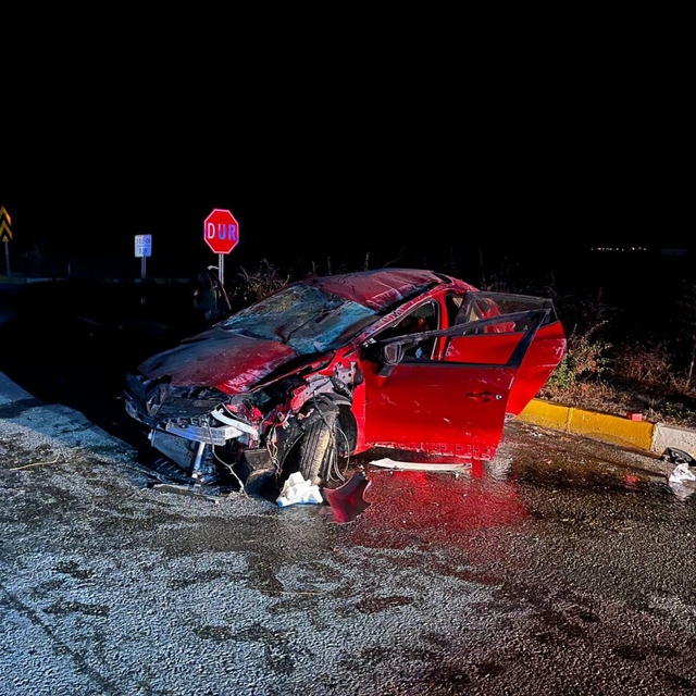 Afyonkarahisar'da refüje çarpan otomobilin sürücüsü öldü