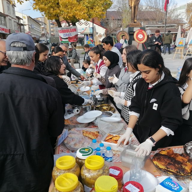 Hınıs'ta Filistin'e destek yürüyüşü ve kermes yapıldı
