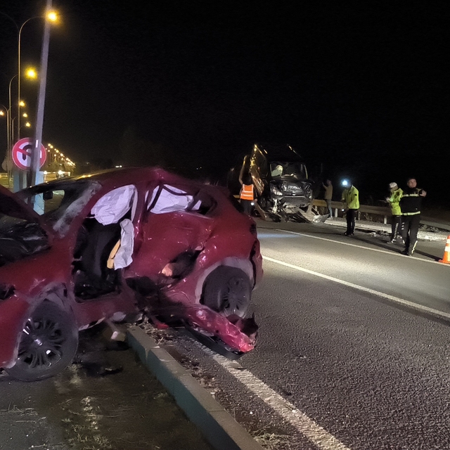 Kütahya'da minibüsle otomobilin çarpıştığı kazada 2 kardeş yaralandı