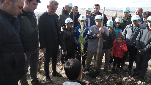 Orta ilçesinde fidanlar toprakla buluşturuldu
