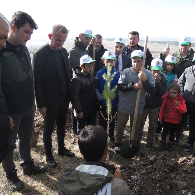 Orta ilçesinde fidanlar toprakla buluşturuldu