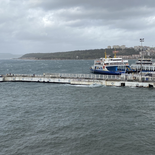 Çanakkale Boğazı'ndaki fırtına yerel feribot trafiğini aksatıyor